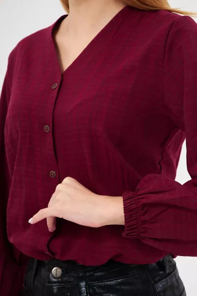 Damenhemd mit elastischen Ärmeln in Bordeaux, plissiert 
