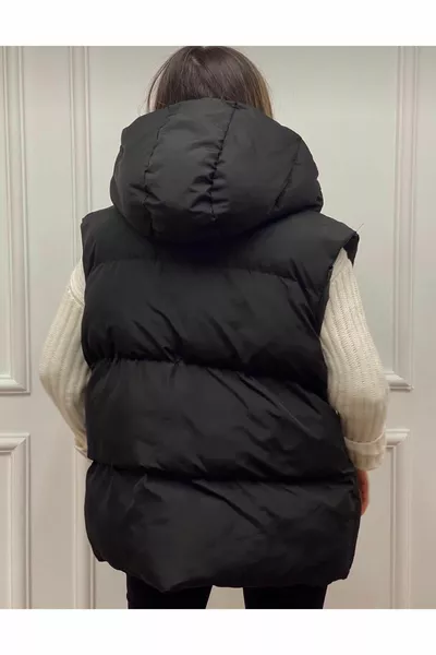 امرأة ترتدي سترة منفوخة سوداء بقبعة