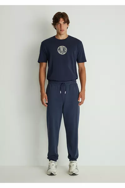 بنطال رياضي كحلي مطبوع عليه شعار MVJNS 