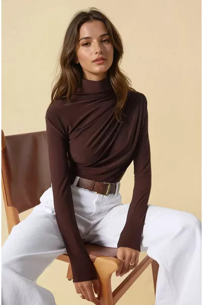 Sandy blouse met hoge kraag en plooidetails