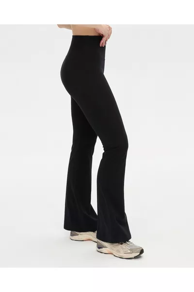 بنطلون ضيق بقصة إسبانية من القطن العضوي الأسود بخصر عالٍ