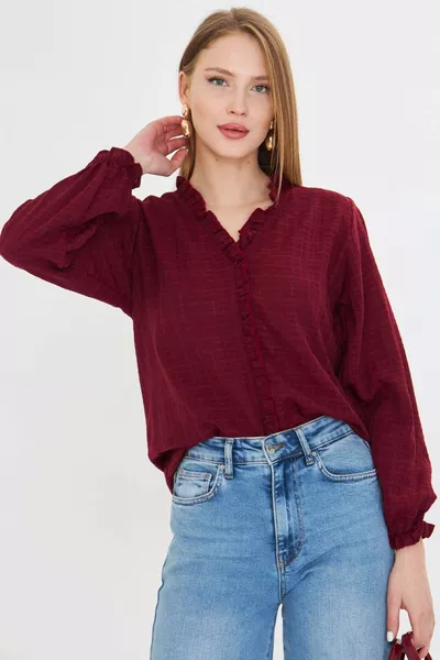 Blouse pour femme à col bordeaux et volants sur le devant, manches longues avec poignets élastiqués 