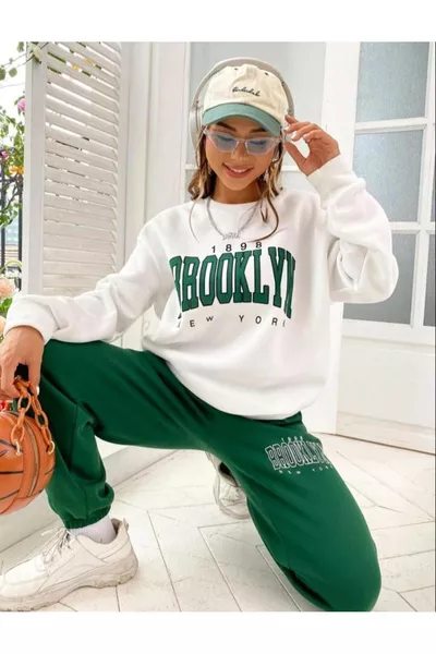 طقم رياضي نسائي واسع الطباعة من بروكلين نيويورك بياقة دائرية