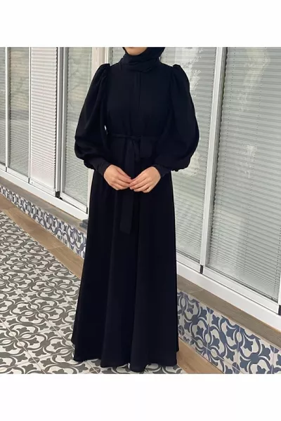 Рокля с балонени ръкави, набрани на раменете