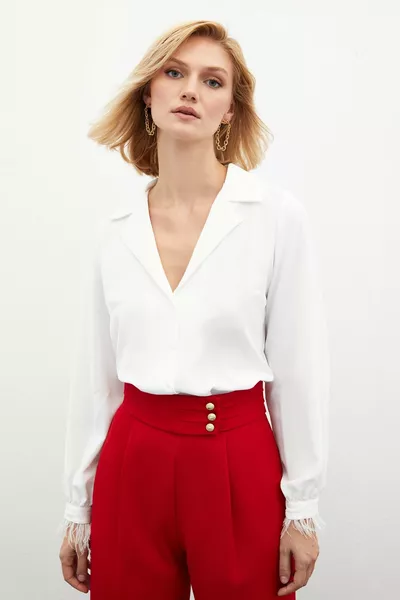 Locker sitzendes Hemd mit Federdetail - Ecru