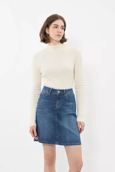 تنورة جينز نسائية زرقاء بيضاء فوق الركبة