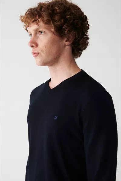 كنزة صوفية رجالية باللون الأزرق الداكن وياقة على شكل حرف V مقاومة للتكتل 