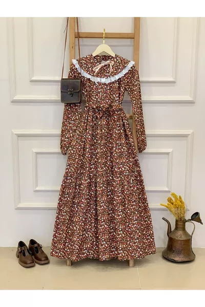 فستان محتشم عتيق بحمالات قابلة للفك وياقة، بنقشة زهور بنية، طبقات متعدد (فستان-ياقة)