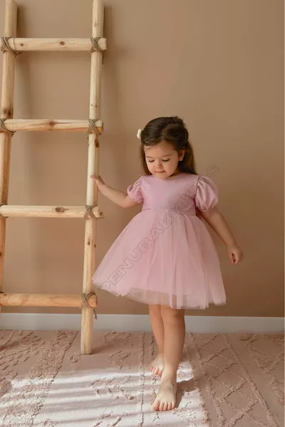 فستان طفلة وردي قصير بأكمام منفوشة وذيل تول