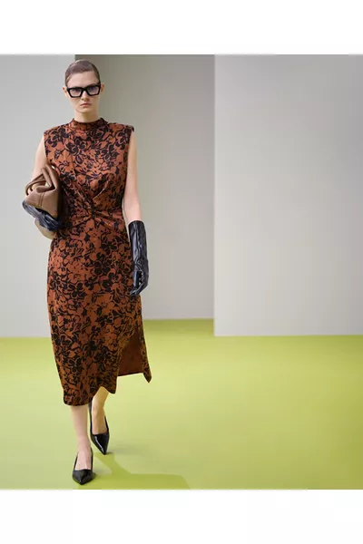 فستان متوسط الطول مزخرف