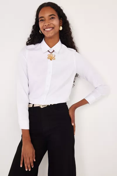 Chemise blanche basique femme à manches longues, coupe slim et ajustée