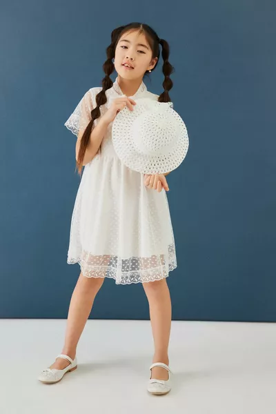 فستان فتاة أبيض بتفاصيل ياقة مضلعة وقبعة مضمنة