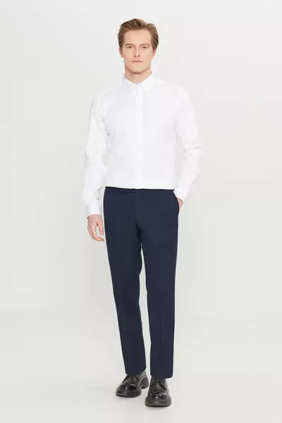Pantalon classique homme bleu marine coupe slim ajustée et extensible