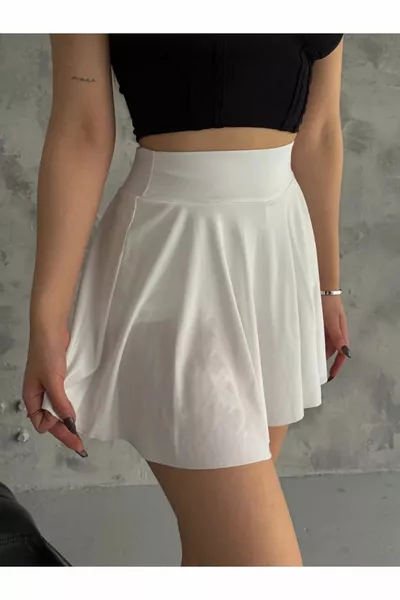 شورت رياضي أبيض على شكل تنورة بخصر مرتفع وتفاصيل شق من قماش الغوص للشاطئ