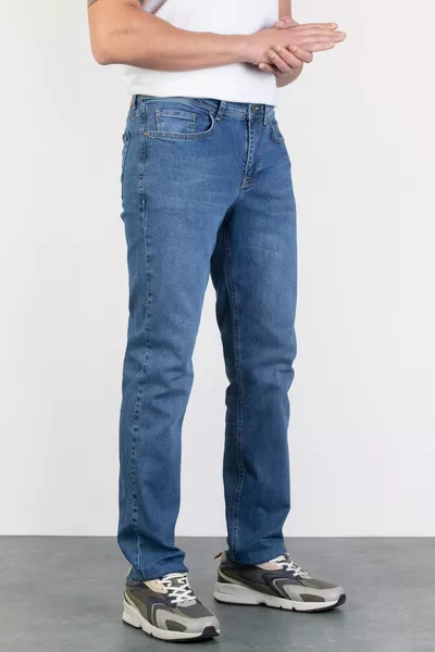 بنطال جينز رجالي دانيال بقصة عادية وبلون أزرق فاتح مع ليكرا