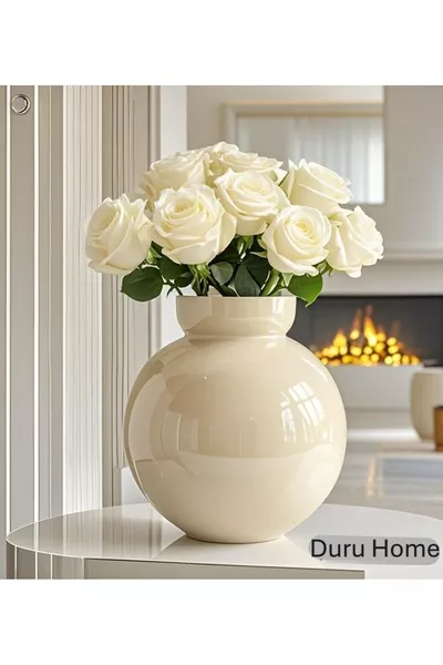 مزهرية عصرية أنيقة باللون الكريم بتصميم مخصص وزخرفي **