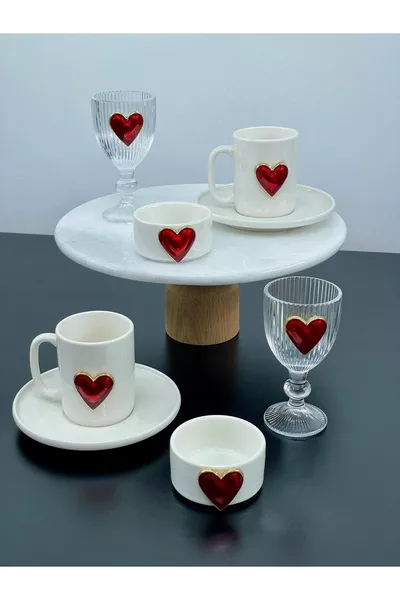 Комплект порцеланови чаши с две сърца за двама и 2 порцеланови сърца за бонбони и 2 стъклени чаши