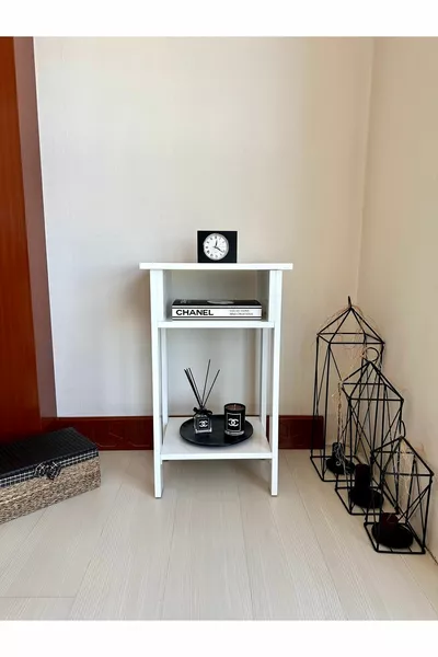 منضدة جانبية بيضاء فاتحة