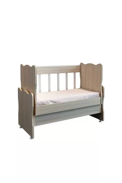 سرير أطفال خشبي متأرجح بجانب الأم سونوما