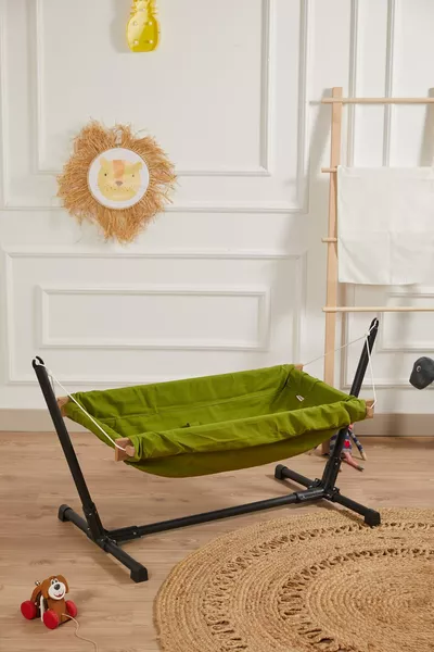سرير أرجوحة خشبي مع حامل للأطفال (أخضر)