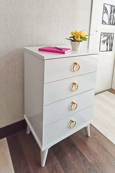 خزانة بأربعة أدراج باللون الذهبي