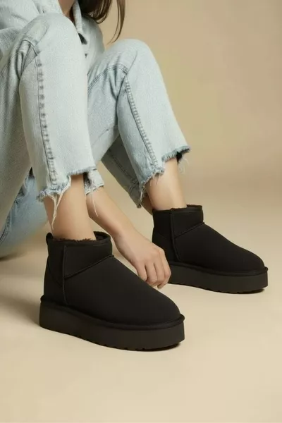 حذاء نسائي من الجلد المدبوغ مع بطانة فرو وسطح سميك، كعب قصير يصل للكاحل، حذاء يومي