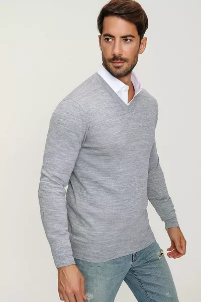 Мъжки сив пуловер с V-образно деколте 
