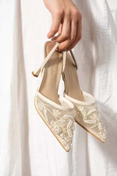 حذاء نسائي بكعب عالٍ من ناتالين فايل بتفاصيل التطريز والخرز وطرف مدبب