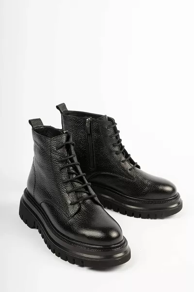 حذاء نسائي من الجلد الطبيعي باللون الأسود مع نعل مسنن 