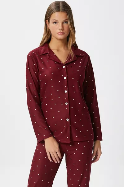 طقم بيجامة نسائي نورة بريميوم بورغندي بقلب من قماش الشامواه مع أزرار لعيد الميلاد