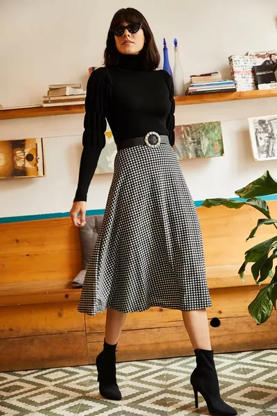 تنورة نسائية سوداء منقوشة على شكل سويد مرنة عند الخصر 