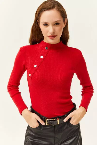 بلوز نسائي نصف ياقة مع تفاصيل أزرار حمراء وبلوزة ليكرا 