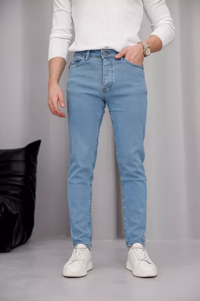 Мъжки дънки слим фит в светлосин цвят с еластан и тясни крачоли