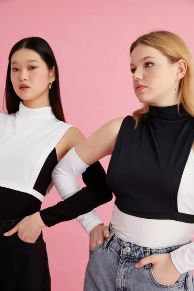 عبوة مزدوجة من الأكمام نصفية مرنة باللونين الأبيض والأسود تصميم عملي ومريح