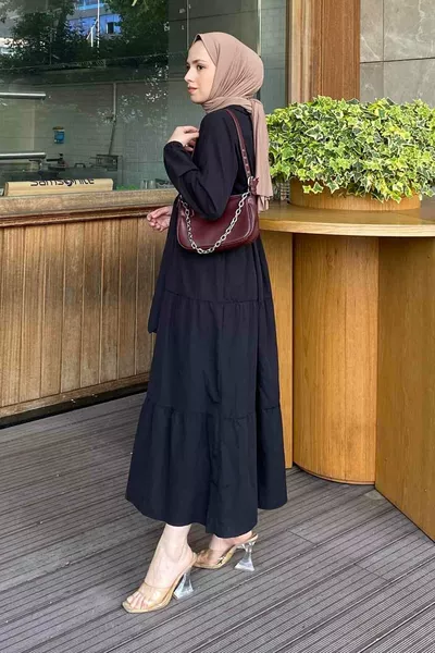 فستان تيريكوتون بأسلوب الأزرار نصف المفتوحة باللون الأسود