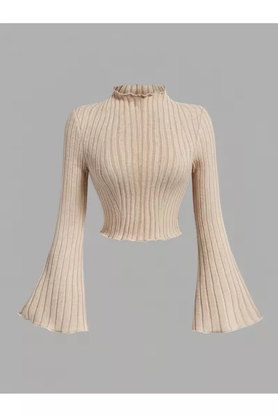بلوزة تريكو بيج مضلعة بأكمام طويلة، أكمام مزينة بالكشكشة، وياقة عالية، قصيرة