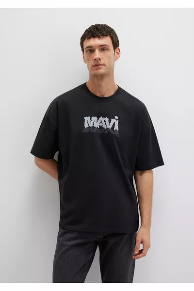 تي شيرت أسود بطبعة شعار، واسع / قصّة كبيرة 