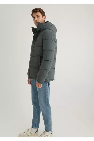 سترة منفوخة رمادية بغطاء رأس 