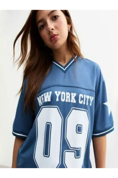 تي شيرت أساسي برقبة على شكل V بأكمام قصيرة واسع