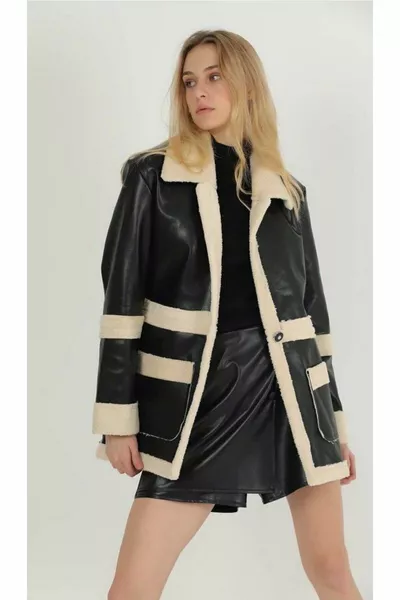 Женская кожаная куртка с черной плюшевой подкладкой и мехом внутри карманов