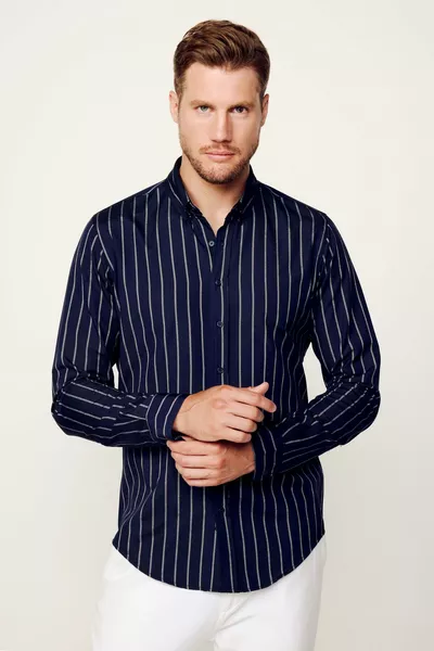 قميص رجالي بأكمام طويلة، ضيق، قصّة نحيفة، قطن، سهل الكي، مخطط باللون الأزرق الداكن، بياقة بأزرار