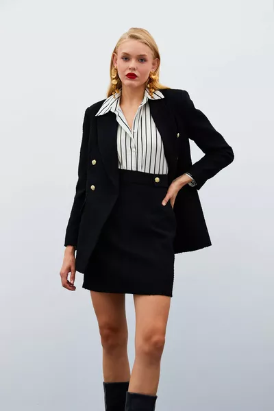 تنورة صغيرة من التويد باللون الأسود