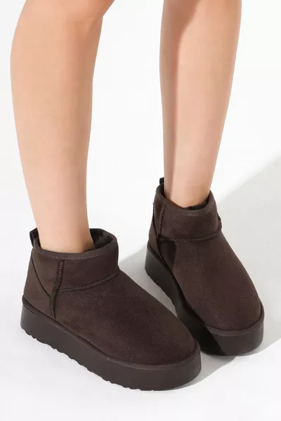 حذاء نسائي من الجلد السويدي بمظهر مخملي مع كعب سميك وبطانة فروية داخلية