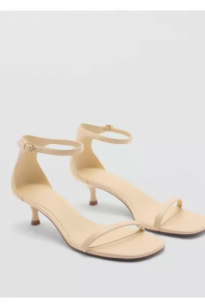 صندل بكعب مع أربطة