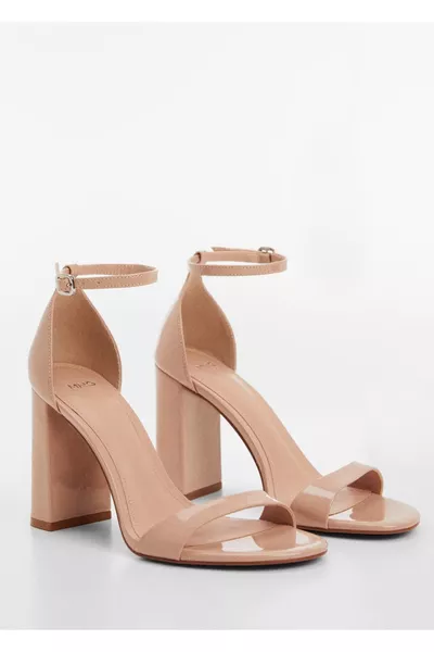 صندل بحزام وكعب