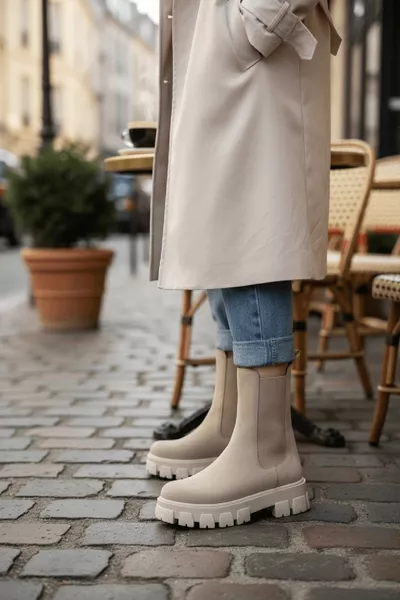 حذاء سنّي بيج بأربطة جانبية ونعل سميك للارتداء اليومي