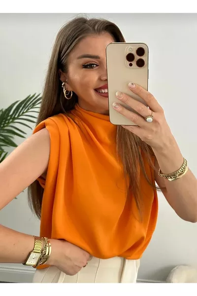 بلوزة نسائية بياقة عميقة وكتفين مبطنتين وقصة فضفاضة