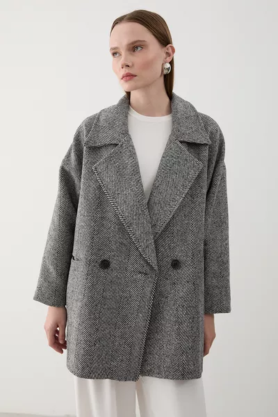 معطف كاشيه واسع بحرفية صف أول من اللون الأسود بنقشة عظم السمكة