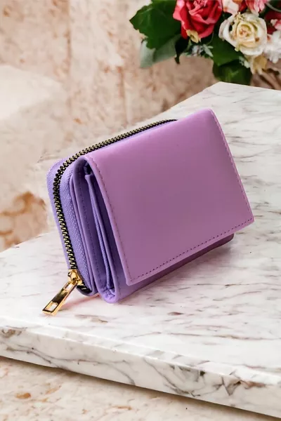 محفظة نسائية أنيقة باللون الليلكي بفصل للعملات المعدنية وسحاب وأزرار للبطاقات والإكسسوارات