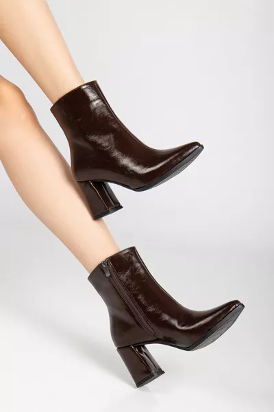 حذاء نسائي بني بكعب مع سحاب جانبي قصير